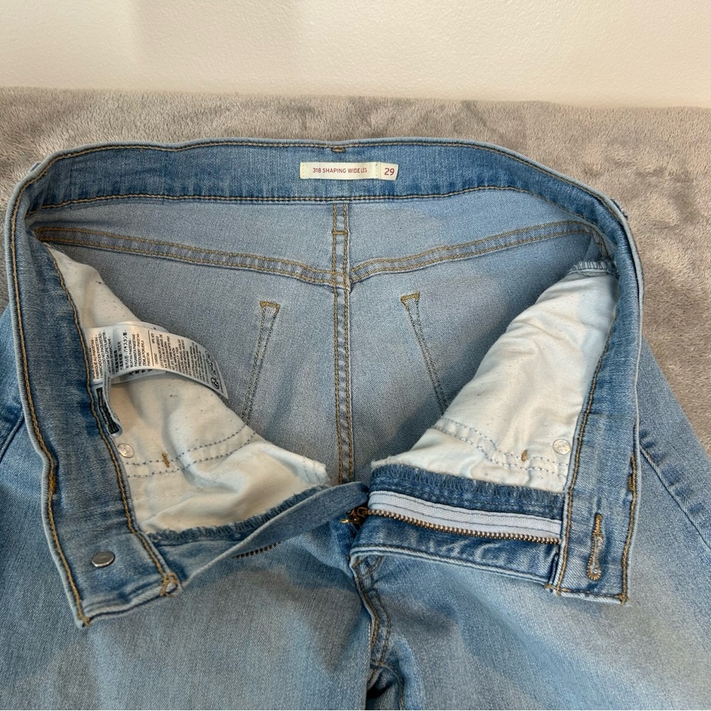 Levi’s 318 SHAPING WIDE LEG WOMEN'S JEANS Light Wash Color Blue Size 29 - Picture 5 of 16
